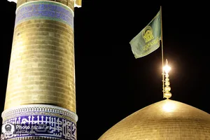 تعویض پرچم گنبد منور رضوی به مناسبت عزای عمومی در کشور