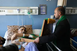 عیادت و دلجویی خادمیاران کرمانی از مسافرین و زائران حادثه اتوبوس راور به مشهد/ گزارش تصویری