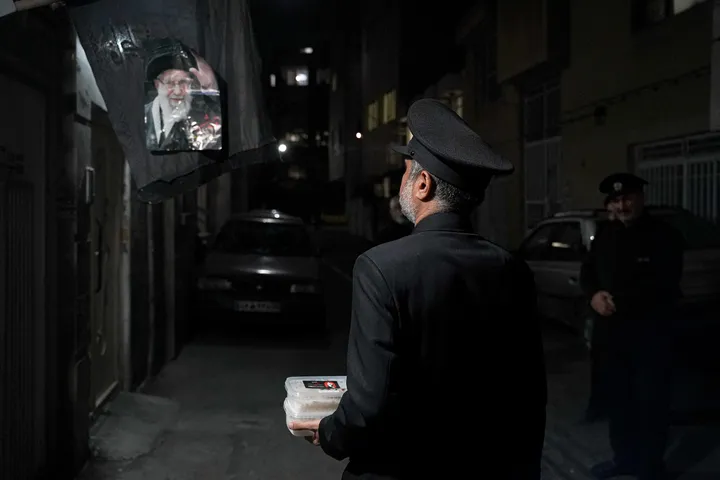 توزیع ۲۰ هزار پرس غذای متبرک به یاد رهبر شهید انقلاب-۲