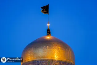 عکس با کیفیت : تعویض پرچم حرم مطهر رضوی به مناسبت شهادت امیرالمومنین علیه السلام