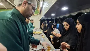 خادمیاران ملایری در چایخانه رضوی؛ تلفیق عشق و خدمت با طعم سوغات ملایر/ گزارش تصویری