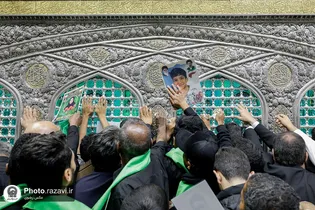 مراسم إزالة الغبار عن ضریح الإمام الرضا(ع) في أيام عشرة الكرامة
