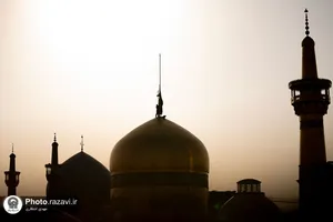 تعویض پرچم گنبد منور رضوی به مناسبت وفات حضرت معصومه(سلام الله علیها)