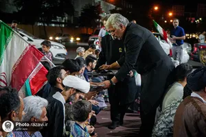 بسته بندی و توزیع تبرکات توسط خادمان رضوی در تجمعات مردمی