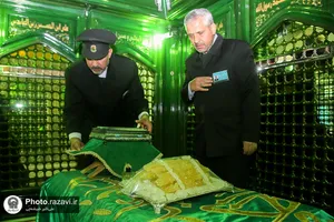 حضور خدام حرم مطهر رضوی در آیین غبارروبی امامزادگان سیدناصر و سیدیاسر