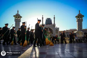 آیین جاروکشی حرم حضرت معصومه سلام&zwnj;الله علیها توسط خادمان حرم مطهر رضوی
