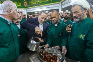 حضور وزیر امور خارجه در چایخانه حرم مطهر رضوی