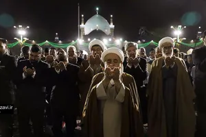 اقامه نماز صبح قبل از شروع سال نو در حرم مطهر رضوی