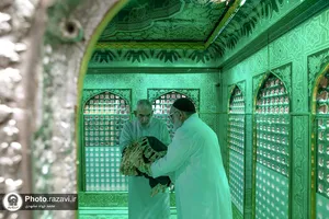 غبارروبی ضریح مطهر حضرت رضا علیه&zwnj;السلام در آستانه دهه کرامت