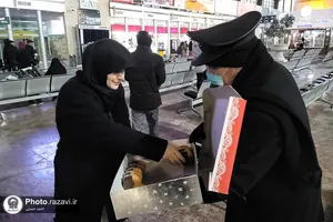 توزیع غذای متبرک مهمانسرای حضرت میان مسافران ایستگاه راه آهن مشهد
