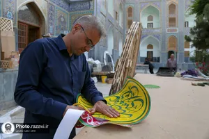 آماده&zwnj;سازی گل&zwnj;آرایی حرم مطهر رضوی در دهه کرامت