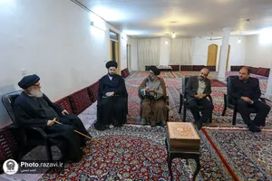 اهداء مصحف مشهد رضوی به آیت الله مرتضوی
