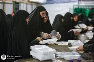 توزیع ٣۵٠٠ پرس غذای متبرک توسط خواهران خادم حرم مطهر رضوی
