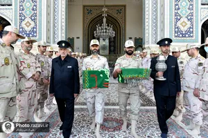 اهدا پرچم متبرک حرم امام حسین(علیه&zwnj;السلام) به حرم مطهر رضوی