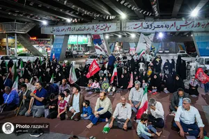 بسته بندی و توزیع تبرکات توسط خادمان رضوی در تجمعات مردمی