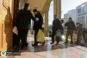 اهدای بسته&zwnj;های یلدایی بنیاد کرامت رضوی به کارگران روزمزد