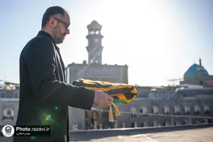 اهتزاز پرچم مشکی گنبد منور رضوی به مناسبت شهادت دبیر کل حزب الله لبنان