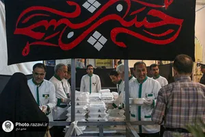 زائران حرم امامین عسکریین مهمان سفره امام رضا علیه&zwnj;السلام