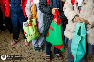 اهدا ۴٠٠ بسته میوه به دانش&zwnj;آموزان حاشیه شهر مشهد