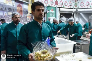 توزیع باقلوا در چایخانه حضرت