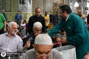 توزیع 8هزار گل متبرک حرم مطهر رضوی