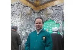 گفت و گو با خادمی که ۲۲ سال است حرم های اهل‌بیت (ع) را گل‌آرایی می کند| روایت گل‌هایی که پیش از شکفتن نذر می‌شوند