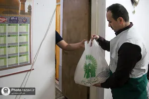 پخت و توزیع غذای متبرک ماهی سفره شب عید در مهمانسرای حضرت