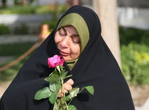 غبارروبی و عطرافشانی مزار مطهر شهدا در گلستان شهدای اصفهان همزمان با شروع دهه کرامت / گزارش تصویری