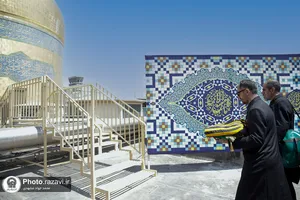 تعویض پرچم حرم مطهر رضوی به&zwnj; مناسبت شهادت رئیس جمهور و جمعی از مسئولان