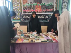 خادمیاران رضوی جیرفت با اهدا کتاب به جمع معتکفین پیوستند