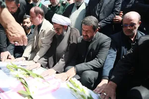 حماسه پرشور همدانی&zwnj;ها در بدرقه پیکر سپهبد شهید &laquo;شادمانی&raquo; + تصاویر