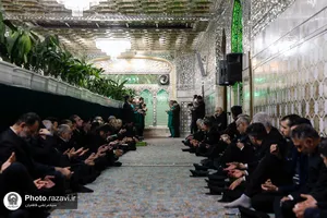 غبارروبی پنجره رواق حضرت معصومه سلام الله علیها