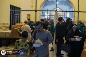 مراسم افطاری طرح ضیافت اکرام رضوی در باب الهادی علیه&zwnj;السلام