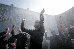حرم مطهر رضوی در روز شهادت امام رضا علیهم‌السلام