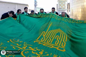 آیین تعویض پرچم گنبد منور رضوی در روز میلاد امام رضا(علیه&zwnj;السلام)
