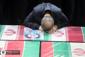 اقامه نماز رهبر انقلاب بر پیکر رئیس&zwnj;جمهور شهید و همراهان گرامی ایشان