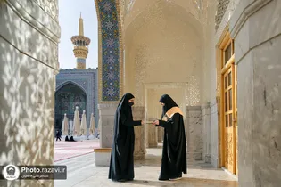 اهداء هدیه متبرک حرم به بانوان زائر