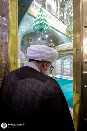 غبارروبی ضریح مطهر حضرت رضا(ع) در آستانه میلاد پیامبر اکرم(ص)