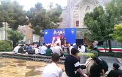 پاتوق تابستانی نوجوانی در مدرسه تاریخی میرزا جعفر حرم رضوی، زیارت را با روایت شهدا، هنر و فناوری‌های نوین پیوند زده است.