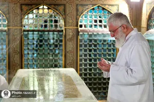تصاویری از رهبر شهید انقلاب در مراسم غبارروبی حرم مطهر رضوی