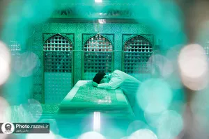 تصاویری از رهبر شهید انقلاب در مراسم غبارروبی حرم مطهر رضوی