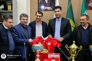 اهدای 4 جام هندبالیست&zwnj;های ایران به موزه آستان قدس رضوی