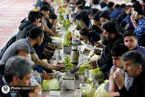 توزیع افطاری در باب&zwnj;الکاظم حرم مطهر رضوی
