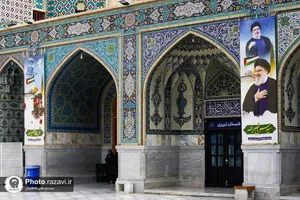نصب کتیبه های شهادت سید حسن نصرالله در حرم مطهر رضوی