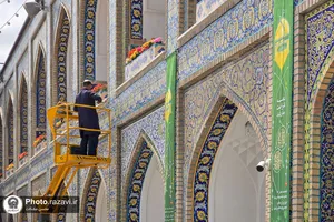 نصب کتیبه های مناسبتی دهه کرامت در حرم رضوی