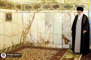 تصاویری از رهبر شهید انقلاب در مراسم غبارروبی حرم مطهر رضوی