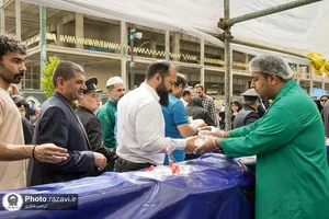 توزیع غذا در مواکب خدمت رسان به زائرین امام رضا علیه&zwnj;السلام در دهه کرامت
