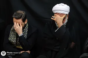 اهداء پرچم عزای حسینی به هیات های مذهبی در حرم مطهر رضوی
