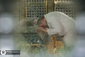 تصاویری از آیت الله شهید سید ابراهیم رئیسی در مراسم غبارروبی حرم مطهر رضوی