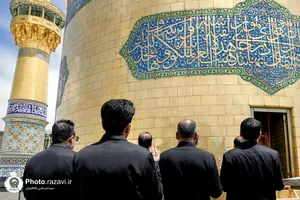 متبرک کردن پرچم کاروان&zwnj;های زیرسایه خورشید در آستانه دهه کرامت